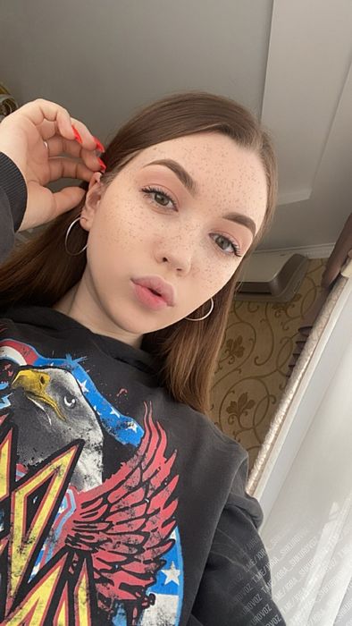 Магия минут: Как 'девушка на час' у метро становится решением для современного человека